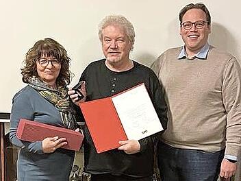 Die SPD-Kreisvorsitzenden Martina Stamm-Fibich und Christian Pech bedankten sich bei Fritz Müller.