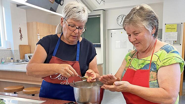 Zum Nachtisch gibt es Protein-Balls – ein süßer Snack aus Kichererbsen und Schokolade.