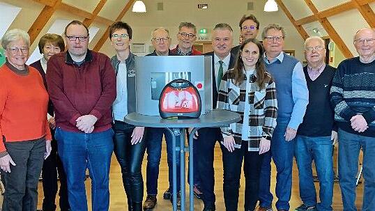 Die &Uuml;bergabe des Defibrillators erfolgte im Rahmen einer Mitgliederversammlung des F&ouml;rdervereins um Vorsitzenden Manfred Huhs (4. von rechts).