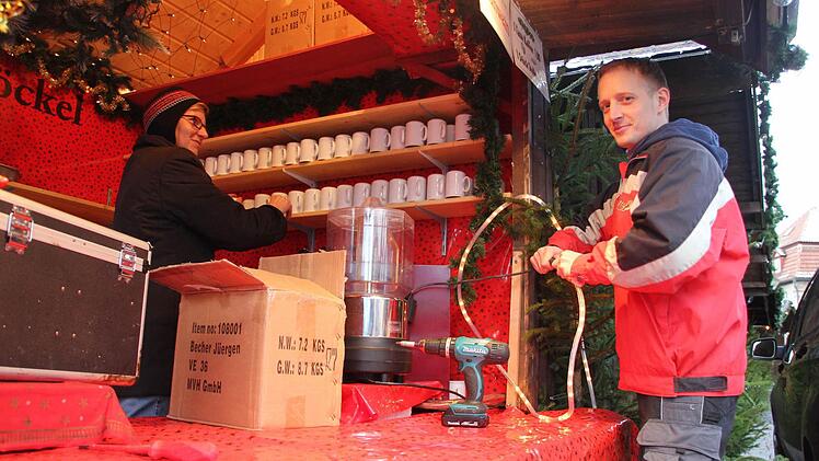 Kurz vor der Eröffnung laufen die Aufbauten am Möckel-Stand auf Hochtouren.