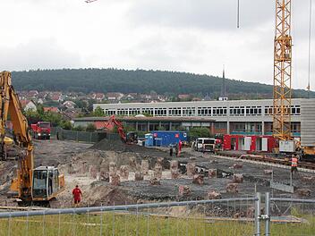 Die größte Baustelle in Ebern, der größte Brocken aktuell für den Landkreis: Der Hallenbad-Neubau wächst erst ab dieser Woche in die Höhe, zuvor wurden Grundfeste für das Fundament und das Becken in den Boden gerammt. Ab dieser Woche geht's nach oben.Foto: Ralf Kestel