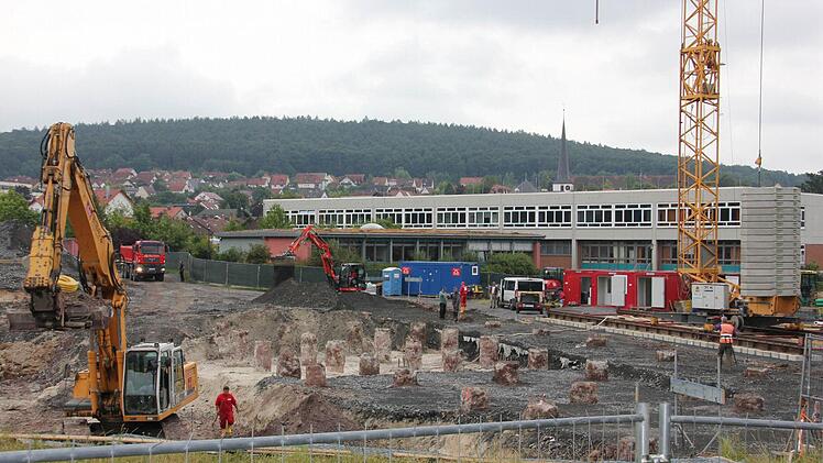 Die größte Baustelle in Ebern, der größte Brocken aktuell für den Landkreis: Der Hallenbad-Neubau wächst erst ab dieser Woche in die Höhe, zuvor wurden Grundfeste für das Fundament und das Becken in den Boden gerammt. Ab dieser Woche geht's nach oben.Foto: Ralf Kestel