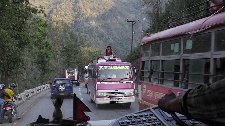 Straße vom Chitwan-Nationalpark nach Kathmandu: Die äußerst gefährliche Straße ist die einzige Verbindung nach Kathmandu und vor allem nachts ein Alptraum. Foto: Raimund Göhlich