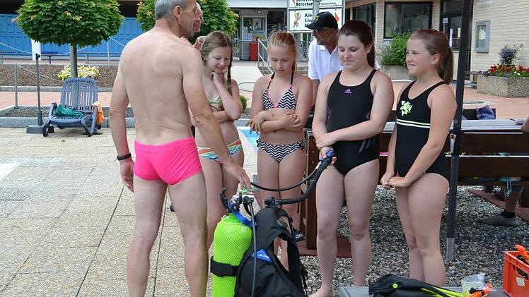 Bevor es unter Wasser geht, ist eine ausgiebige Einweisung n&ouml;tig. Foto: Uschi Prawitz