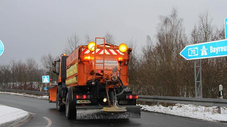 Bei Thurnau fährt der Straßenwärter auf die A 70 ein.