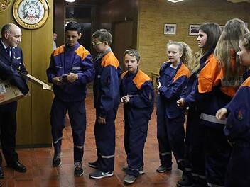 Die Euerdorfer Jugendfeuerwehr erhielt vom Kommandant Zirwick und Jugendwartin Laura Ferdin in der Jahreshauptversammlung der Wehr neue Handschuhe. Foto: Bernd Kleinschmidt