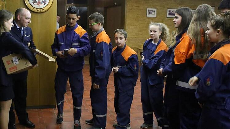 Die Euerdorfer Jugendfeuerwehr erhielt vom Kommandant Zirwick und Jugendwartin Laura Ferdin in der Jahreshauptversammlung der Wehr neue Handschuhe. Foto: Bernd Kleinschmidt