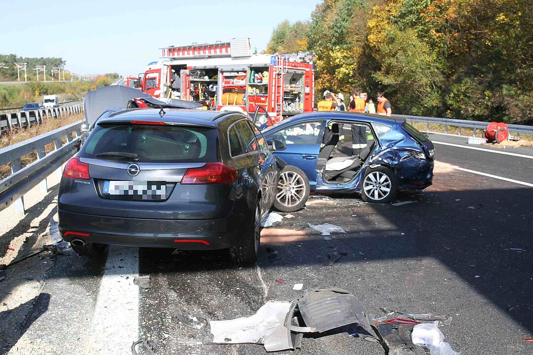 Schlimme Unfallserie auf der A9: Drei Personen schweben in akuter Lebensgefahr