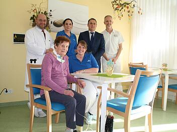 Der Vertrag mit Remeo wurde verlängert. Auf dem Foto (von links) Bewohnerin Lydia Hümmer, Kerstin Werner, stellvertretende Pflegedienstleistung, (dahinter, von links) Dr. Bernd Seese, Alexandra Hartan-Muhl, Pflegedienstleitung, Konrad Bengler, Geschäftsführer der Linde Remeo Deutschland GmbH, und Oberarzt Dr. Jan Koch. Foto: Anja Vorndran