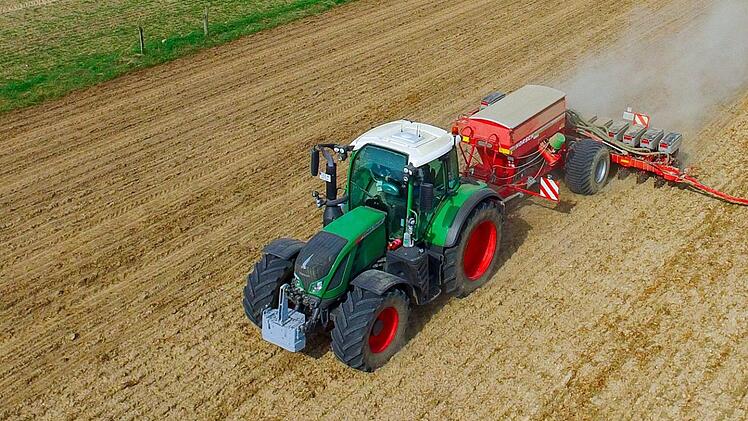 Ein sechs Jahre alter Bub durfte in Österreich Traktor fahren und hat dabei seinen Zwillingsbruder überrollt.  Symbolfoto: Patrick Pleul/dpa