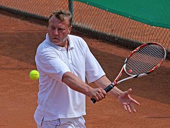 Eine tolle Saison spielt bislang der Lichtenfelser Wilhelm Wasikowski, der in der Herren-Landesliga 50 mit seinem Kampfgeist auch Gegner einer h&ouml;heren Leistungsklasse besiegt. Foto: Archiv/Klaus Gagel
