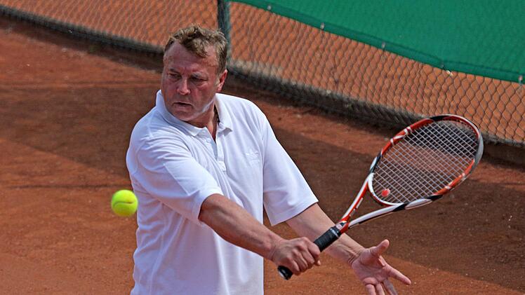 Eine tolle Saison spielt bislang der Lichtenfelser Wilhelm Wasikowski, der in der Herren-Landesliga 50 mit seinem Kampfgeist auch Gegner einer h&ouml;heren Leistungsklasse besiegt. Foto: Archiv/Klaus Gagel