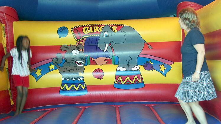 Auch die Pfarrerin ließ sich von der Hüpfburg verführen.   Foto: Richard Sänger