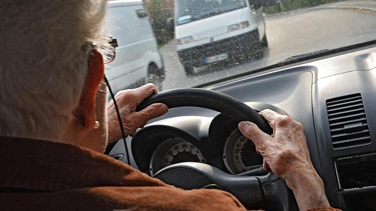 Viele ältere Menschen sind mit dem Auto unterwegs: Gefühlt häufen sich in Franken die Unfälle mit Senioren. Stimmt das? Und wenn ja, was tun? Felix Kästle/dpa