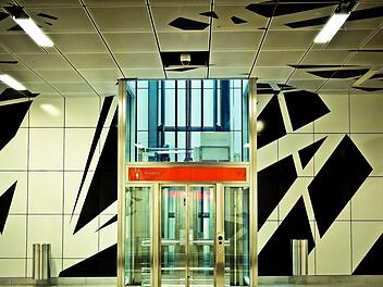 Ein Jugendlicher kam bei einem Vorfall, bei dem er im Kreis Dachau  in einem Aufzugsschacht gesperrt wurde, nur knapp mit dem Leben davon. Symbolbild: Pixabay/Michael Gaida