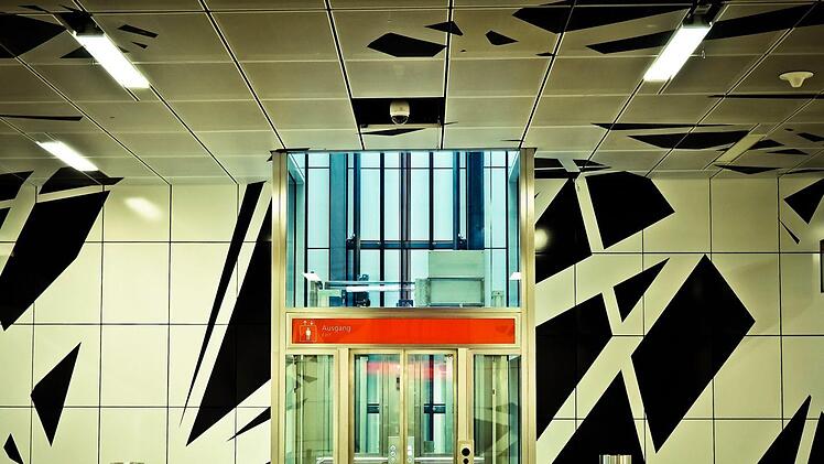 Ein Jugendlicher kam bei einem Vorfall, bei dem er im Kreis Dachau  in einem Aufzugsschacht gesperrt wurde, nur knapp mit dem Leben davon. Symbolbild: Pixabay/Michael Gaida