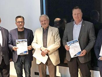 Der Vorsitzende Reinhard Lugschi (l.) gratuliert den Jubilaren (v. l.), die zur Jahreshauptversammlung gekommen waren: Karsten Fischkal (Bürgermeister von Adelsdorf), Wolfgang Hirschmüller, Norbert Stumpf (Bürgermeister von Bubenreuth) und Reinhard Zeiß (Zweiter Bürgermeister von Eckental).