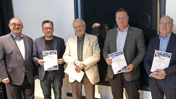 Der Vorsitzende Reinhard Lugschi (l.) gratuliert den Jubilaren (v. l.), die zur Jahreshauptversammlung gekommen waren: Karsten Fischkal (Bürgermeister von Adelsdorf), Wolfgang Hirschmüller, Norbert Stumpf (Bürgermeister von Bubenreuth) und Reinhard Zeiß (Zweiter Bürgermeister von Eckental).