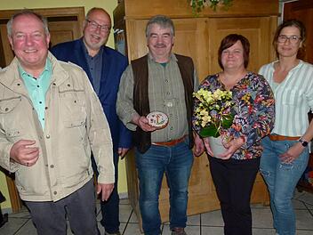 Die Siegerin des Einzelhauswettbewerbes wurde in der Hauptversammlung des Gartenbauverein Gumpersdorf ausgezeichnet. Für Johanna Heierth nahm Dietmar Wehrfritz (Mitte) die Auszeichnung entgegen. Unser Bild zeigt weiter (v. l.) Bürgermeister Volker...