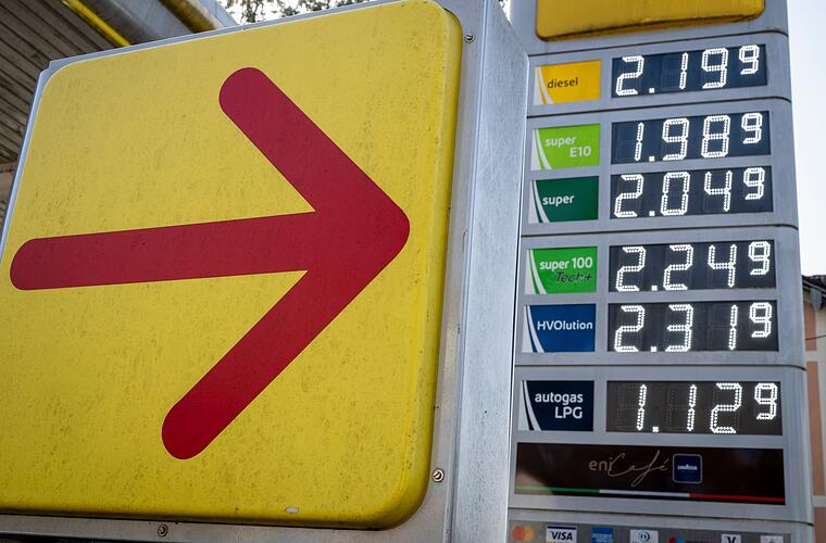 Spritpreise klettern weiter - Kritik an Marktstrukturen