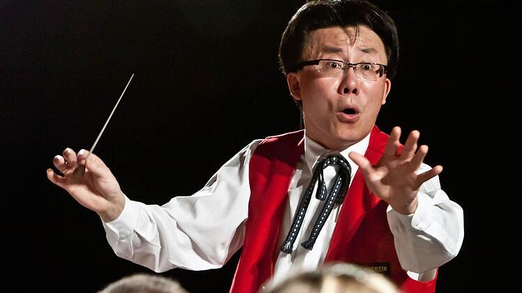Daxi Pan leitete zum dritten Mal das Weihnachtskonzert des Musikvereins Rödental in der Franz-Goebel-Halle.