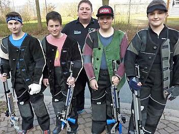 Die erfolgreichen Stockheimer Nachwuchsschützen hatten viel Grund zur Freude: (von links) Lukas Eisenbeiß, Jonas Schüler, Jugendleiter Andreas Kohles, Tristan Martin und Laura Wachter. Foto: Gerd Fleischmann
