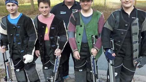 Die erfolgreichen Stockheimer Nachwuchsschützen hatten viel Grund zur Freude: (von links) Lukas Eisenbeiß, Jonas Schüler, Jugendleiter Andreas Kohles, Tristan Martin und Laura Wachter. Foto: Gerd Fleischmann