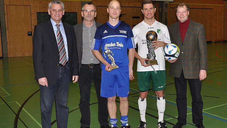 Den Pokal als bester Torschütze erhielt Johannes Müller (Mitte) vom FC Mitwitz, den Siegerpokal Dominik Zwosta (SV Friesen). Mit im Bild (von links) Landrat Oswald Marr, Kreisspielleiter Egon Grünbeck und Christian Höfner (Gampert Bräu).