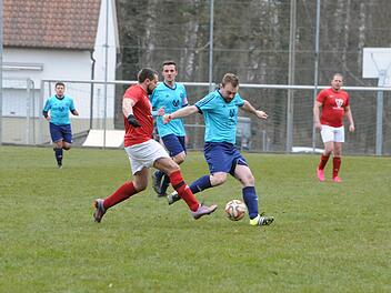 Ohne Fortune im Abschluss: Rafael Jarczyk von der SG Oerlenbach/Ebenhausen, der sich hier gegen Hausens Tobias Wimschneider (links) abmüht. Foto: Hopf