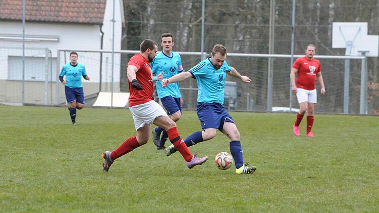 Ohne Fortune im Abschluss: Rafael Jarczyk von der SG Oerlenbach/Ebenhausen, der sich hier gegen Hausens Tobias Wimschneider (links) abmüht. Foto: Hopf