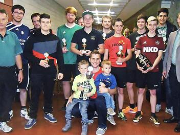 Beim 27. Fußball-Tennis-Turnier des Trimm-dich-Clubs Woffendorf gab es keine Verlierer. Vorsitzender Bernhard Kraus (links) und Zweiter Bürgermeister Georg Deuerling (rechts) überreichten deshalb den Spielführern aller elf Mannschaften Pokale. Die siegreichen "Herren der Bälle", die drei Turniere gewonnen haben, dürfen den von Bürgermeister Robert Hümmer gestifteten Wanderpokal nun endgültig behalten. Foto: Bernd Kleinert