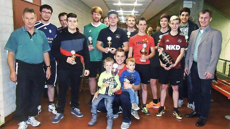 Beim 27. Fußball-Tennis-Turnier des Trimm-dich-Clubs Woffendorf gab es keine Verlierer. Vorsitzender Bernhard Kraus (links) und Zweiter Bürgermeister Georg Deuerling (rechts) überreichten deshalb den Spielführern aller elf Mannschaften Pokale. Die siegreichen "Herren der Bälle", die drei Turniere gewonnen haben, dürfen den von Bürgermeister Robert Hümmer gestifteten Wanderpokal nun endgültig behalten. Foto: Bernd Kleinert