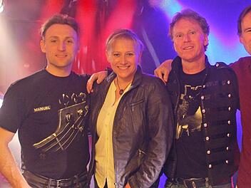 Die Lehrerband des Jack- Steinberger-Gymnasiums: Leadsängerin Diana Völker wird musikalisch umrahmt von Rolf Walter (Keyboard, Gitarre und Gesang), Manuel Potschka (Bass, Gitarre, Gesang) und Heiko Schmitt (Cajon und Drumset).  Foto: Rudolf Walter