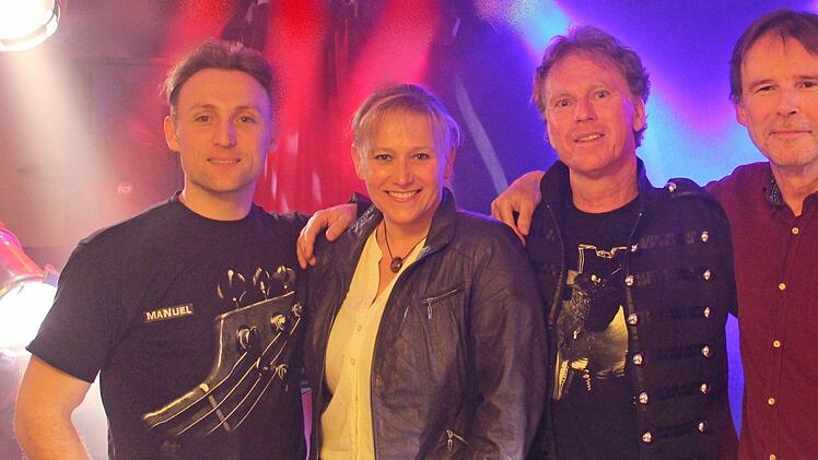 Die Lehrerband des Jack- Steinberger-Gymnasiums: Leadsängerin Diana Völker wird musikalisch umrahmt von Rolf Walter (Keyboard, Gitarre und Gesang), Manuel Potschka (Bass, Gitarre, Gesang) und Heiko Schmitt (Cajon und Drumset).  Foto: Rudolf Walter