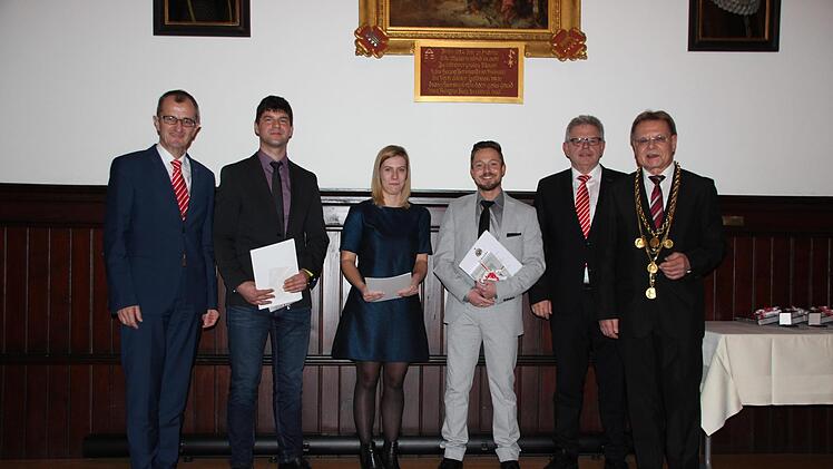 Die Vertreter der Sparkasse Kulmbach-Kronach,  Harry Weiß (l.)  und Georg Löffler (2. v. r.), mit Wolfgang  Beiergrößlein und den Preisträgern Johannes Barnickel, Melanie Endres und Christian Neubauer (von links).
