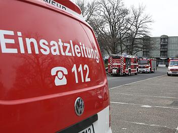 Bei Arbeiten am Dach der Nürnberger Meistersingerhalle geriet Dämmmaterial in Brand. Die Feuerwehr war eineinhalb Stunden im Lösch-Einsatz. Foto: NEWS5 / Herse