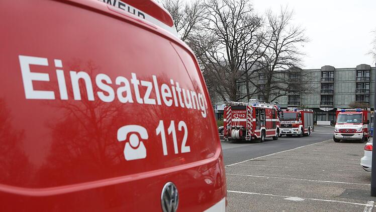 Bei Arbeiten am Dach der Nürnberger Meistersingerhalle geriet Dämmmaterial in Brand. Die Feuerwehr war eineinhalb Stunden im Lösch-Einsatz. Foto: NEWS5 / Herse