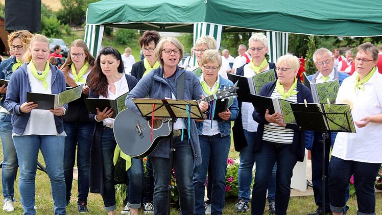 Erstmals präsentierte sich der Chor "Il canto" bei der Matinee der musizierenden Gruppen der Stadt Seßlach. Die gewohnt gut besuchte Demonstration der musikalischen Vielfalt im Stadtgebiet fand am Sonntag in Bischwind statt, aus Anlass des 750-jährigen Jubiläums dieses Stadtteils. Foto: Bettina Knauth