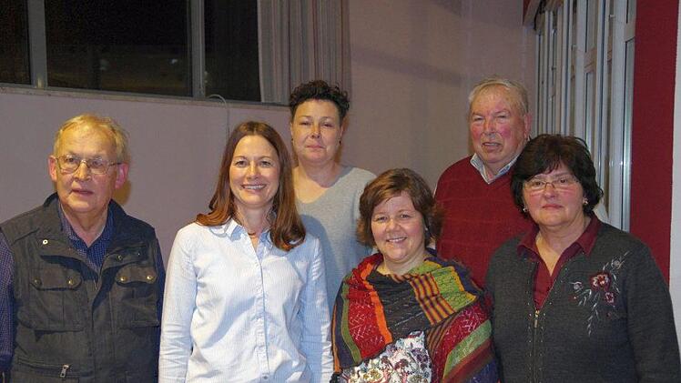 Geehrt wurden (von links) Konrad Tripp, Sandra Groß und Kerstin Hillenbrand als "Wegepatinnen", die als Wegewart einspringen, Christine Weber-Hoch (zehn Jahre Vorsitzende beim ZV Stockheim), Wilfried Donner ( Vorsitzender von 1992  bis 2019 beim Zweigverein Wildflecken) und Gabriele Schnarr (zehn Jahre Vorsitzende beim Zweigverein Schwarzenfels) erhielten ebenfalls eine Auszeichnung. Klaus Werner