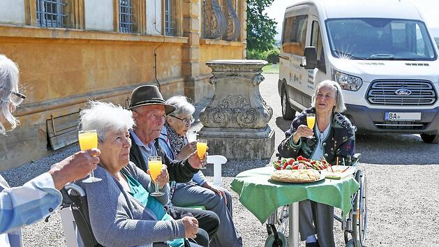 Die Jungfernfahrt des Litzendorfer Gemeinschaftsbusses wurde angemessen zelebriert; jetzt wird das neue Fahrzeug offiziell mit Ministerin Melanie Huml eingeweiht. Foto: p