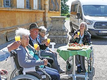 Die Jungfernfahrt des Litzendorfer Gemeinschaftsbusses wurde angemessen zelebriert; jetzt wird das neue Fahrzeug offiziell mit Ministerin Melanie Huml eingeweiht. Foto: p