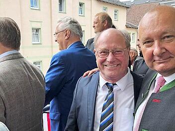 Sonnebergs Landrat Hans-Peter Schmitz (links) und Tettaus Bürgermeister Peter Ebertsch beim Staatsempfang zum Tag der Franken am Gesellschaftshaus in Sonneberg. Sie sind sich einig, weitere bürokratische Hindernisse in der Region abbauen zu wollen. Im Hintergrund sind Thüringens Ministerpräsident Bodo Ramelow und Bayerns Innenminister Joachim Herrmann zu sehen (von links). Foto: K.- H. Hofmann