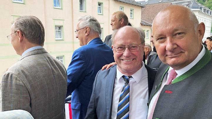 Sonnebergs Landrat Hans-Peter Schmitz (links) und Tettaus Bürgermeister Peter Ebertsch beim Staatsempfang zum Tag der Franken am Gesellschaftshaus in Sonneberg. Sie sind sich einig, weitere bürokratische Hindernisse in der Region abbauen zu wollen. Im Hintergrund sind Thüringens Ministerpräsident Bodo Ramelow und Bayerns Innenminister Joachim Herrmann zu sehen (von links). Foto: K.- H. Hofmann