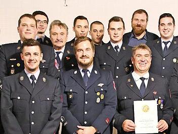 Neuwahlen und Ehrungen, aber insbesondere der Abschied von Wolfgang Brasch (vorne, Zweiter von rechts) prägten die Hauptversammlung der Dietersdorfer Feuerwehr. Foto: Bettina Knauth