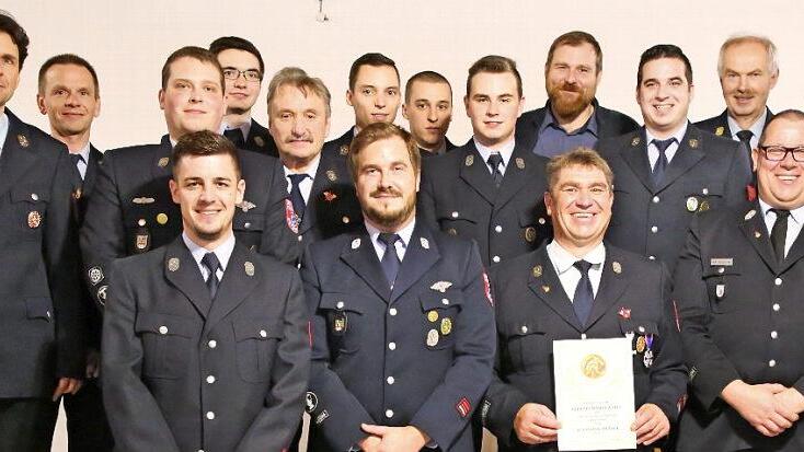 Neuwahlen und Ehrungen, aber insbesondere der Abschied von Wolfgang Brasch (vorne, Zweiter von rechts) prägten die Hauptversammlung der Dietersdorfer Feuerwehr. Foto: Bettina Knauth