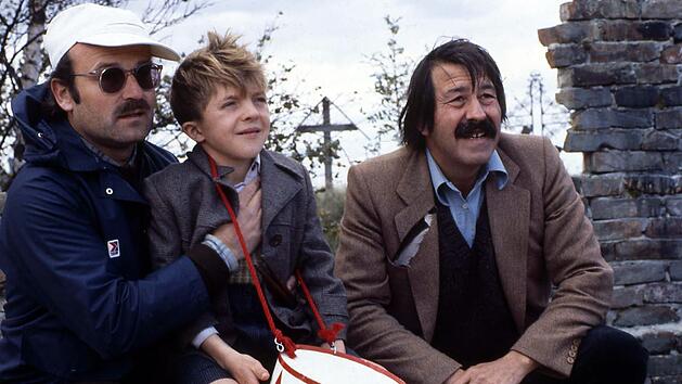 G&uuml;nter Grass' (rechts) Geschichte &uuml;ber den kleinen Oskar (David Bennent, Mitte) brachte Volker Schl&ouml;ndorff (links) einen Academy Award ein.