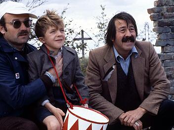 G&uuml;nter Grass' (rechts) Geschichte &uuml;ber den kleinen Oskar (David Bennent, Mitte) brachte Volker Schl&ouml;ndorff (links) einen Academy Award ein.