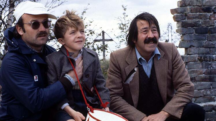 G&uuml;nter Grass' (rechts) Geschichte &uuml;ber den kleinen Oskar (David Bennent, Mitte) brachte Volker Schl&ouml;ndorff (links) einen Academy Award ein.