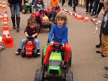 Ein Renner war bei den jungen Teilnehmern am Kinderfest der Rundparcours von Rolly Toys. Fotos: Astrid Hess