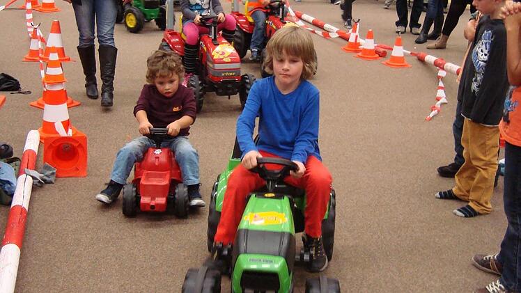 Ein Renner war bei den jungen Teilnehmern am Kinderfest der Rundparcours von Rolly Toys. Fotos: Astrid Hess
